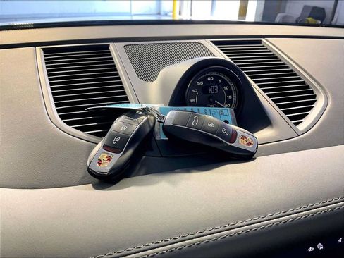 Certified 2026 Porsche Macan AWD/4WD image 21