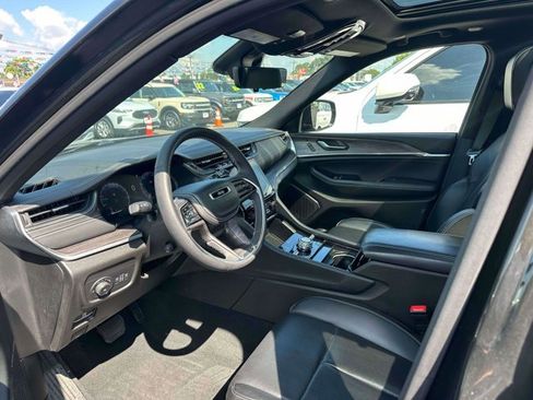 Used 2023 Jeep Grand Cherokee Overland w/ Luxury Tech Group IV image 15