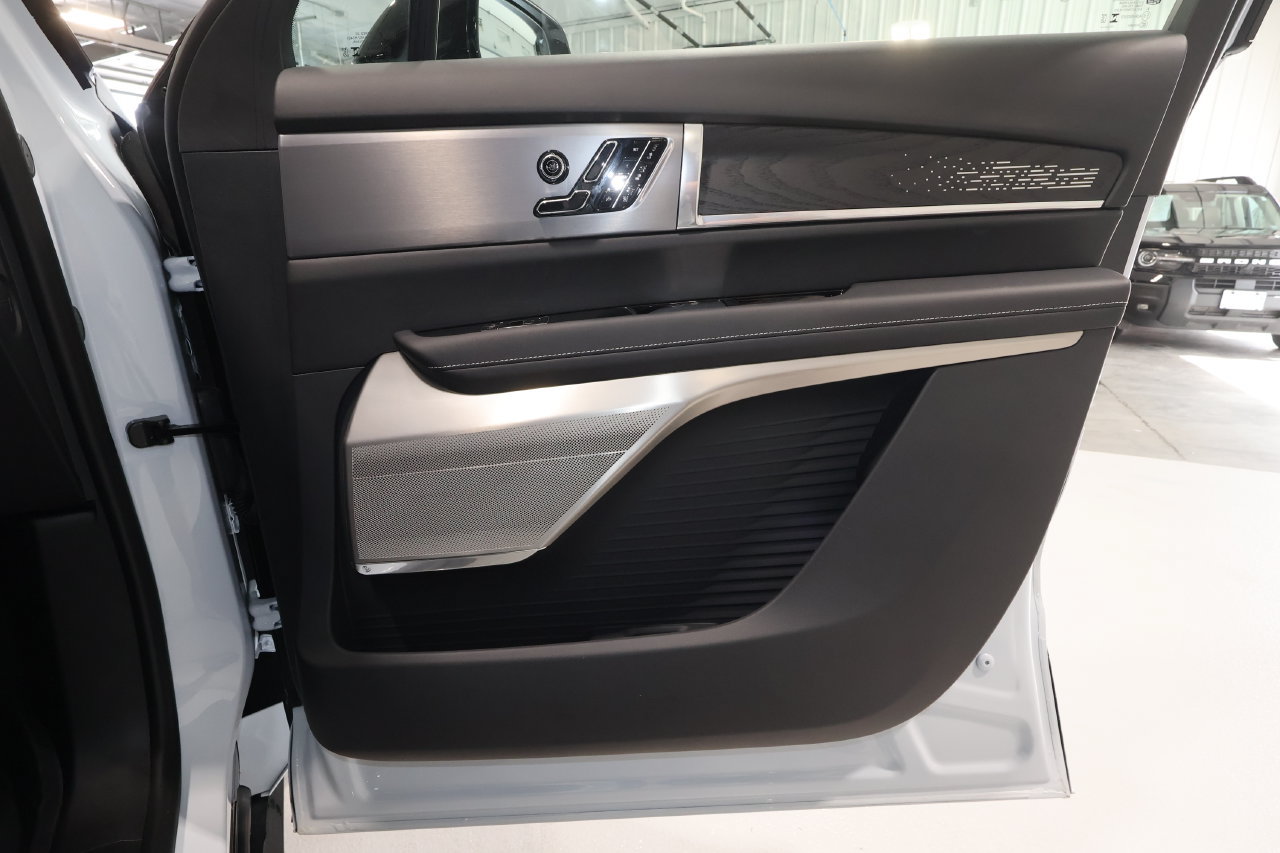 Used 2026 Cadillac Vistiq Platinum w/ LPO, Floor Liner Package AWD/4WD image 18