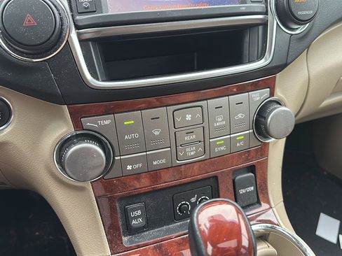 Used 2013 Toyota Highlander Limited AWD/4WD image 19