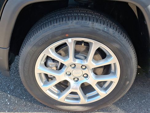 New 2024 Jeep Compass Latitude w/ Sun and Sound Group image 4