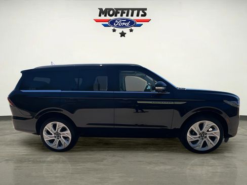 Used 2025 Lincoln Navigator Reserve image 6