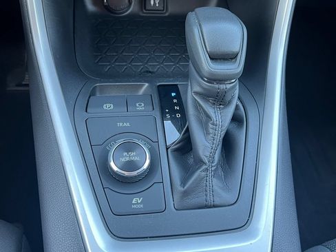 Used 2019 Toyota RAV4 LE AWD/4WD image 27