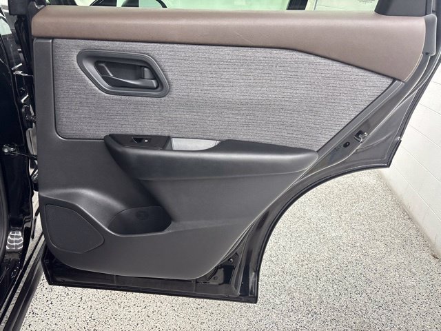 Used 2023 Nissan Rogue S AWD/4WD image 19