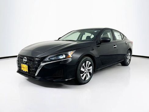 Certified 2025 Nissan Altima 2.5 S FWD image 3