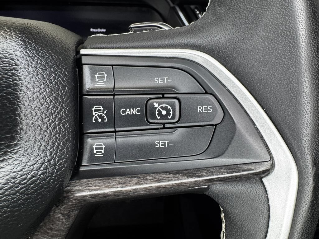 Used 2023 Jeep Grand Cherokee L Limited w/ Black Appearance Package AWD/4WD image 16