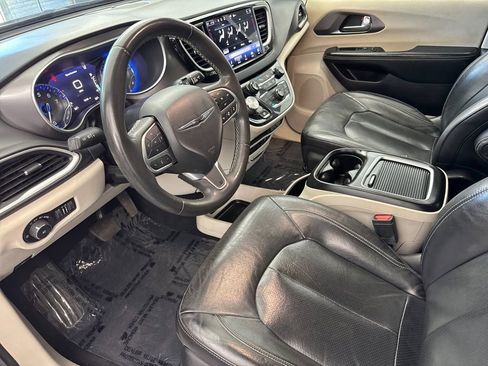 Used 2022 Chrysler Pacifica Touring-L FWD image 9