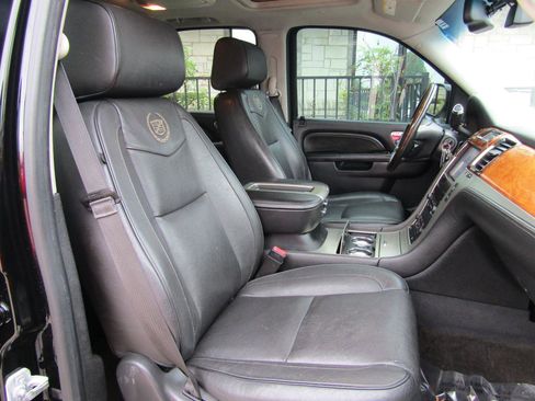 Used 2013 Cadillac Escalade Platinum RWD image 14