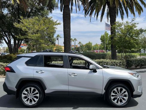 Used 2021 Toyota RAV4 Limited w/ Carpet Mat Package (TMS) image 21