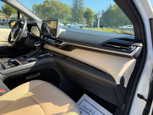 Used 2023 Toyota Sienna XLE image 12