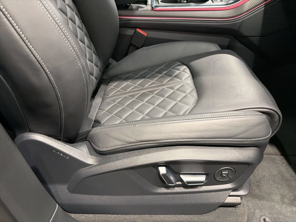 Used 2025 Audi SQ7 Prestige AWD/4WD image 47
