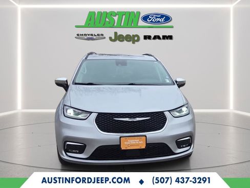 Used 2023 Chrysler Pacifica Limited w/ Trailer Tow Group image 7