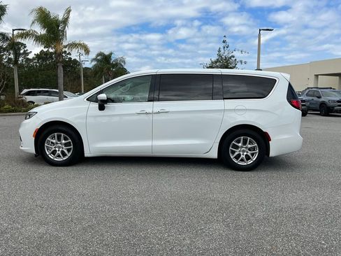 Used 2023 Chrysler Pacifica Touring-L image 3