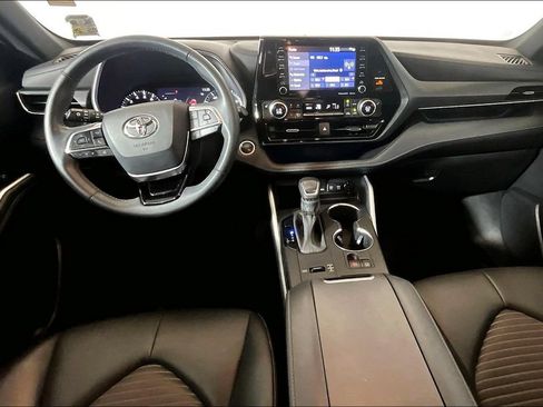 Used 2021 Toyota Highlander XSE FWD image 11