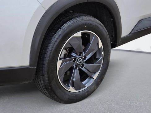 Used 2025 Nissan Rogue SV FWD image 9