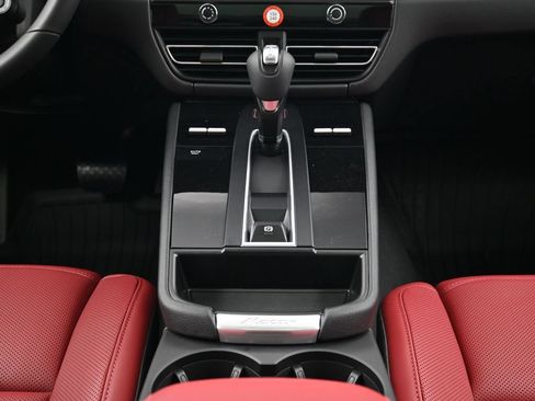 Certified 2026 Porsche Macan Turbo AWD/4WD image 10