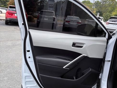 Used 2025 Toyota Corolla Cross L FWD image 27