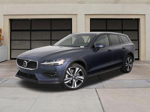 Used 2025 Volvo V60 B5 Cross Country Plus AWD/4WD image 3