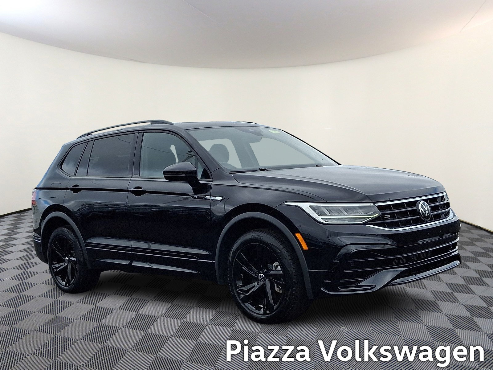 Used 2024 Volkswagen Tiguan SE R-Line AWD/4WD image 1