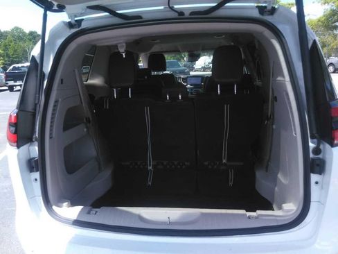 Used 2024 Chrysler Pacifica Touring-L FWD image 7