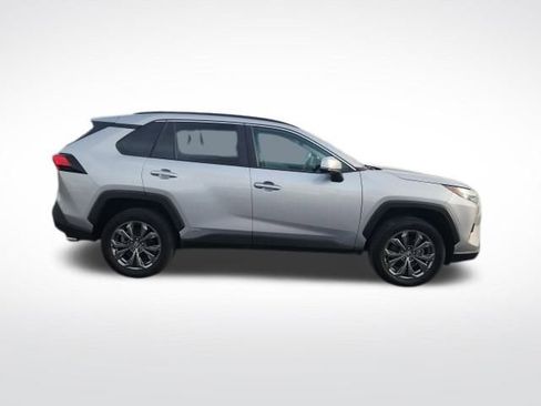 Used 2022 Toyota RAV4 XLE Premium image 4