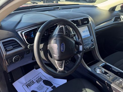 Used 2020 Ford Fusion SE FWD image 15