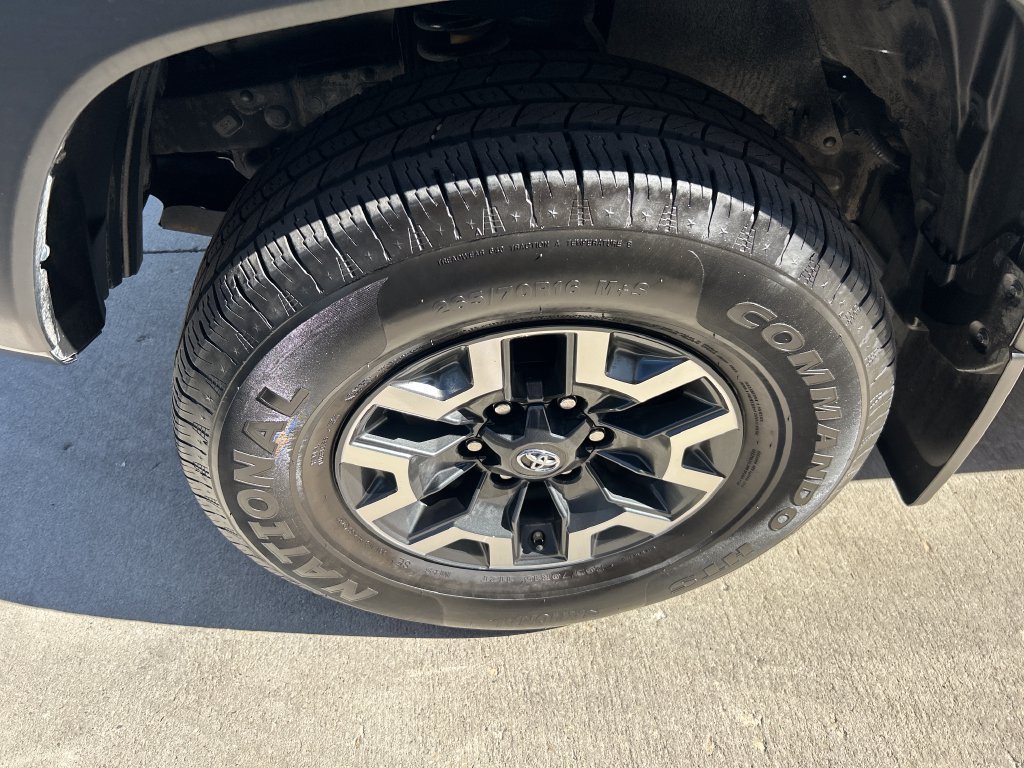 Certified 2017 Toyota Tacoma TRD Off-Road AWD/4WD image 16