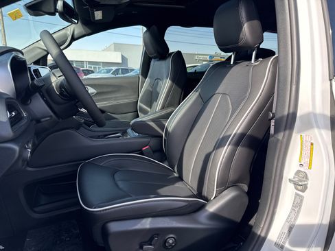 New 2026 Chrysler Pacifica Limited FWD image 10