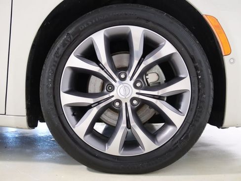 Used 2019 Chrysler Pacifica Limited w/ Tire & Wheel Group FWD image 74