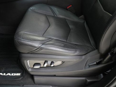 Used 2019 Cadillac Escalade Luxury w/ Escalade Sport Edition image 39