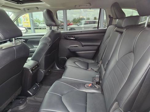 Used 2021 Toyota Highlander XLE AWD/4WD image 13