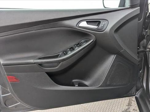 Used 2018 Ford Focus SE w/ SE Appearance Package image 12