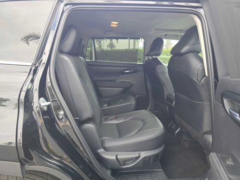 Used 2026 Toyota Highlander XLE AWD/4WD image 12