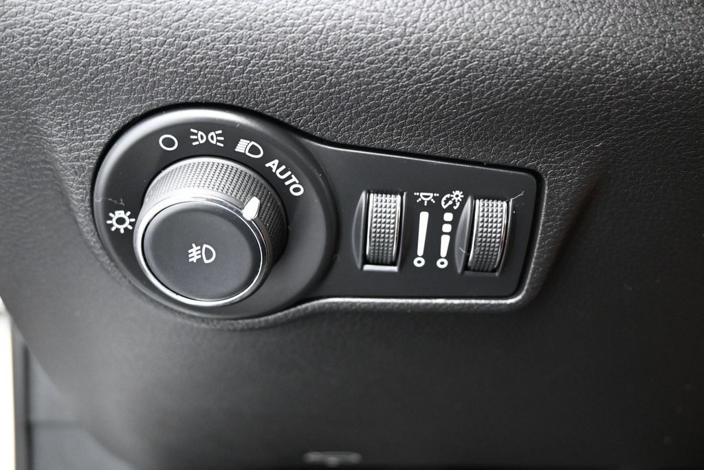 Used 2024 Jeep Compass Latitude AWD/4WD image 16