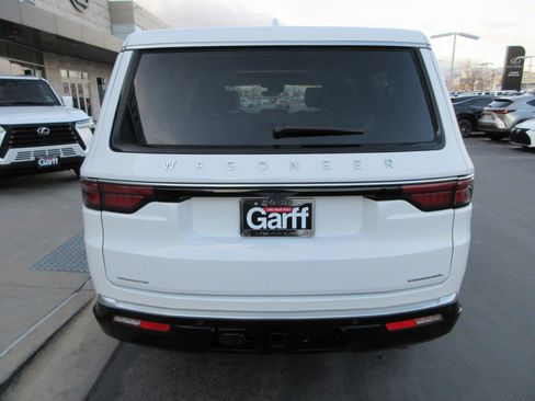 Used 2023 Jeep Wagoneer L Series III w/ Premium Group I image 8