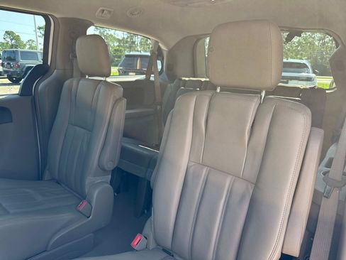 Used 2013 Chrysler Town & Country Touring FWD image 12