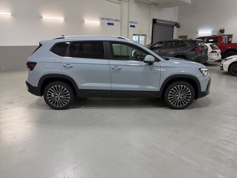 New 2026 Volkswagen Taos SE image 10