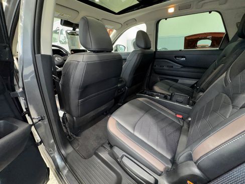 Used 2025 Nissan Pathfinder Platinum AWD/4WD image 12