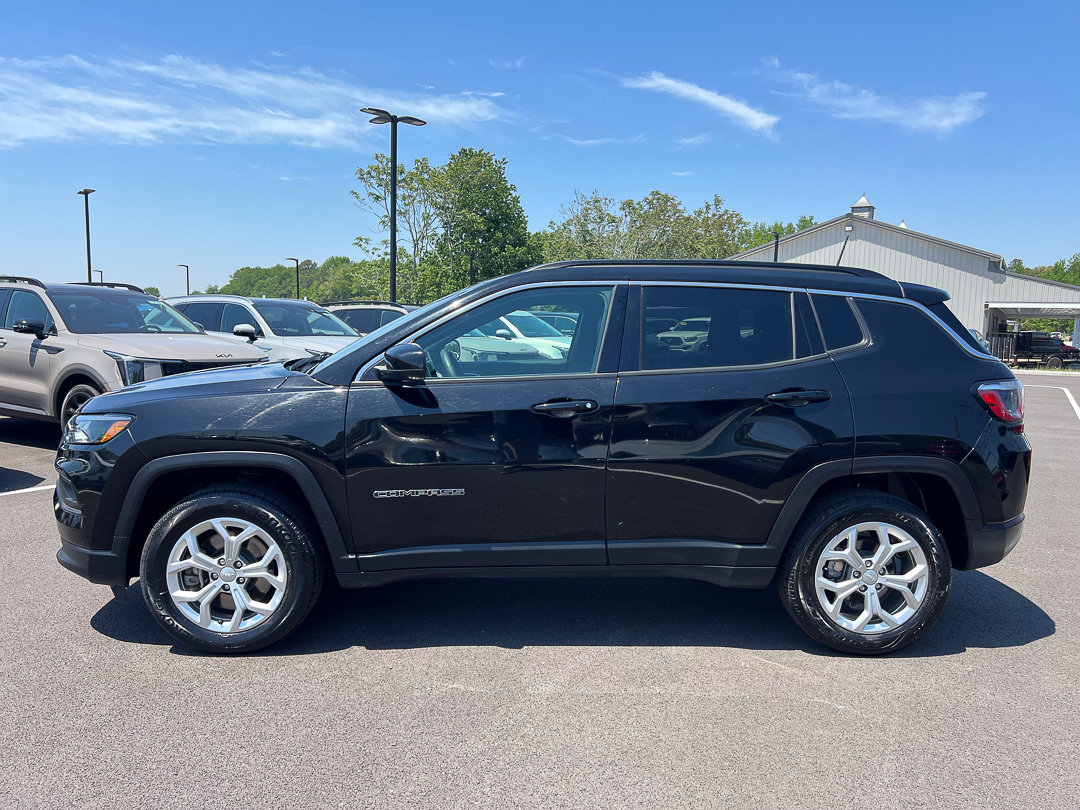 Used 2024 Jeep Compass Latitude AWD/4WD image 2