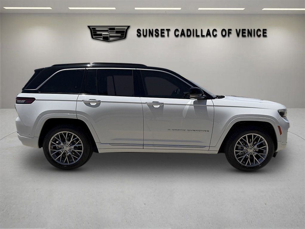 Used 2024 Jeep Grand Cherokee Summit w/ Luxury Tech Group V AWD/4WD image 2