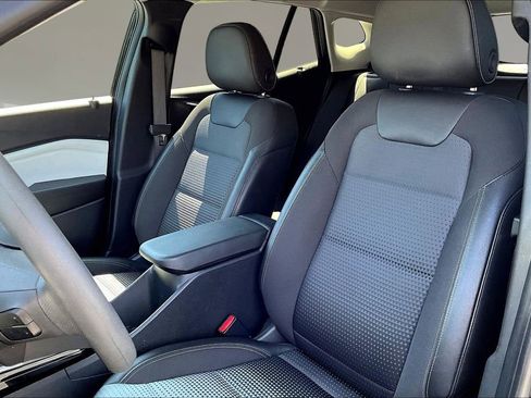 Used 2025 Chevrolet Trax LT FWD image 17