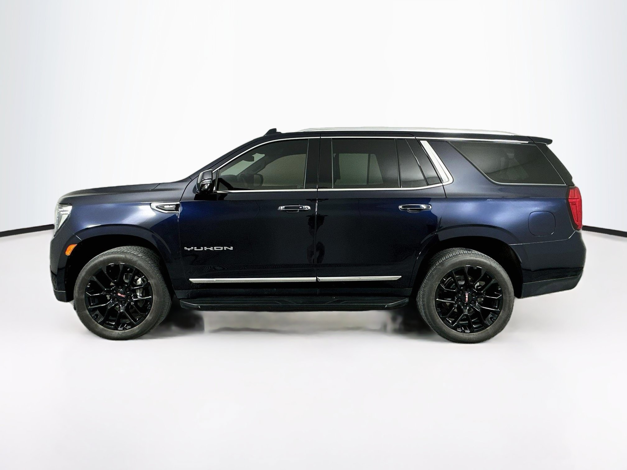 Used 2024 GMC Yukon SLT w/ SLT Premium Package AWD/4WD image 4