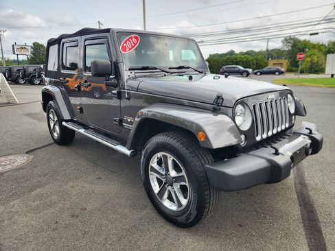 Used 2016 Jeep Wrangler Unlimited Sahara w/ Dual Top Group AWD/4WD image 18