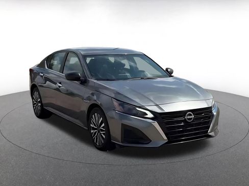 Used 2025 Nissan Altima 2.5 SV FWD image 3