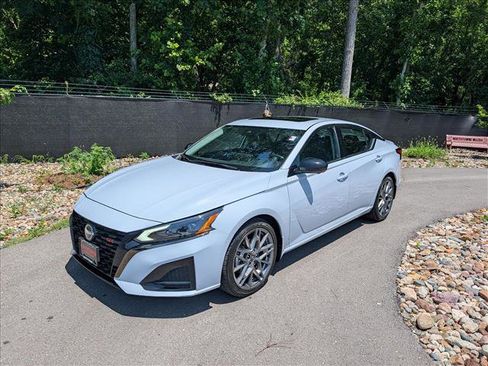 Used 2023 Nissan Altima 2.0 SR FWD image 1