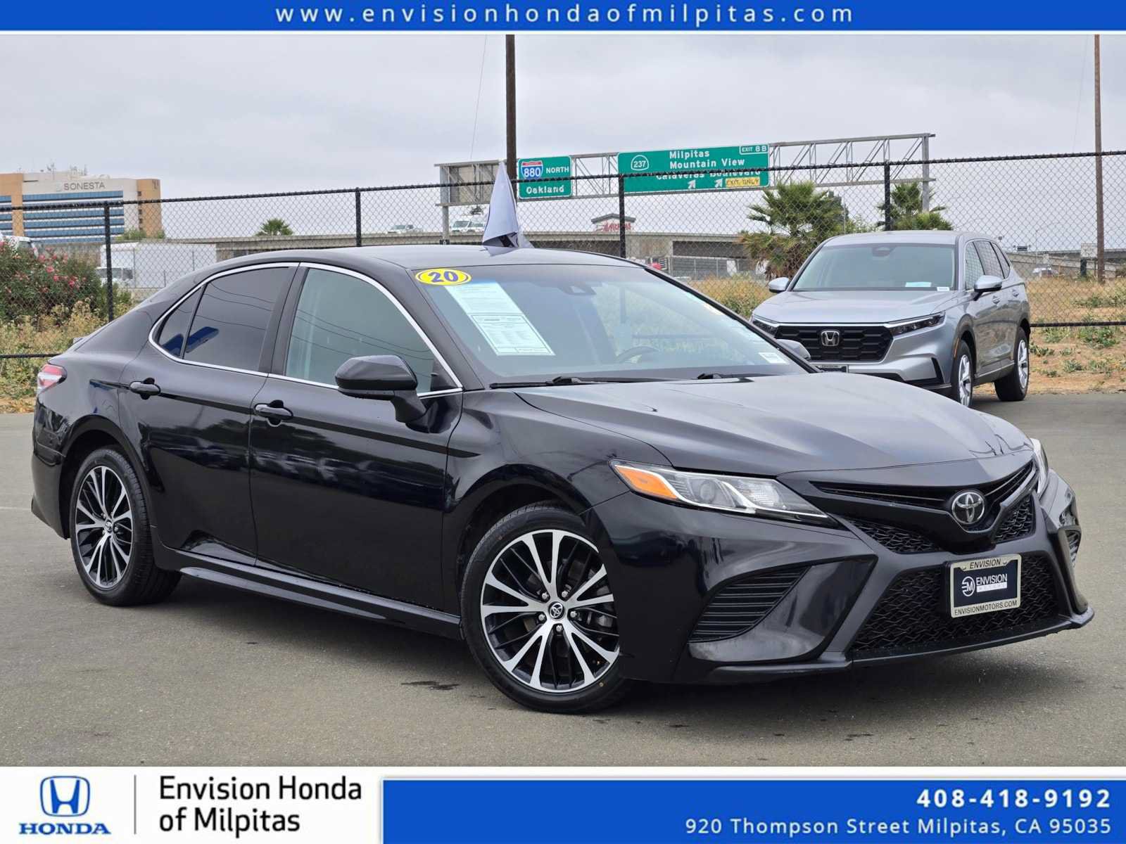 Used 2020 Toyota Camry SE FWD image 1