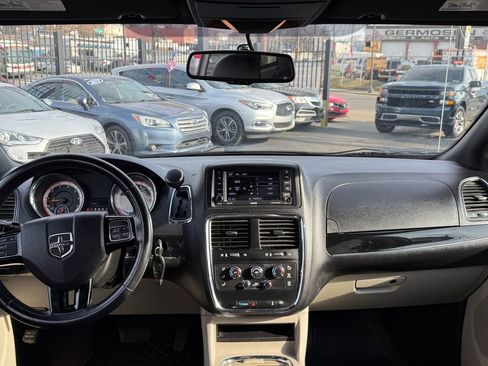 Used 2018 Dodge Grand Caravan SXT image 9