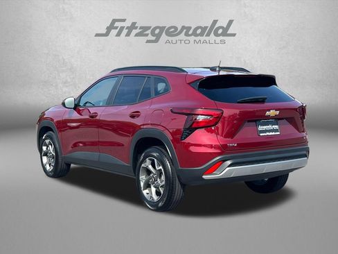 Used 2025 Chevrolet Trax LT FWD image 9