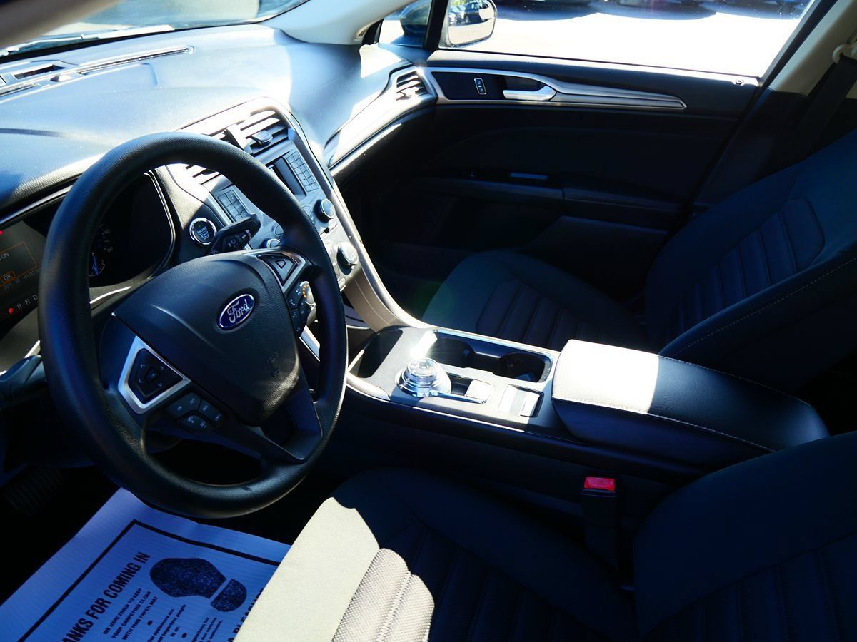 Used 2017 Ford Fusion SE FWD image 12