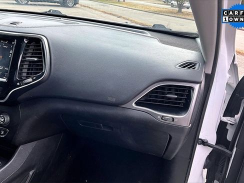 Used 2019 Jeep Cherokee Limited image 14